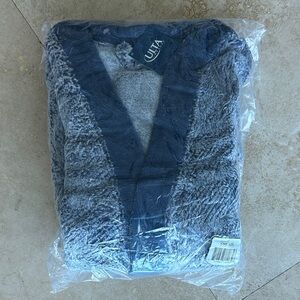 Ulta Beauty Men's Blue and Gray V-Neck Sweater